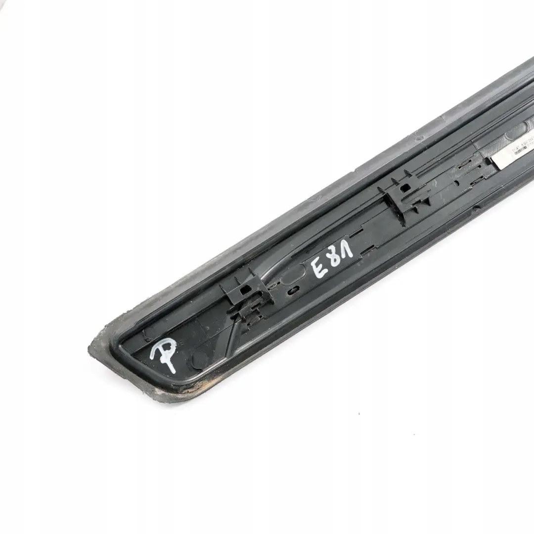 Striscia Copertura Pezzo Anteriore Destro per BMW E81 E82 M Sport con numero di parte 8045292 BMW E81 E82 M Sport Striscia Copertura Pezzo Anteriore Destro - SKU 8045292 - Numero di parte 8045292