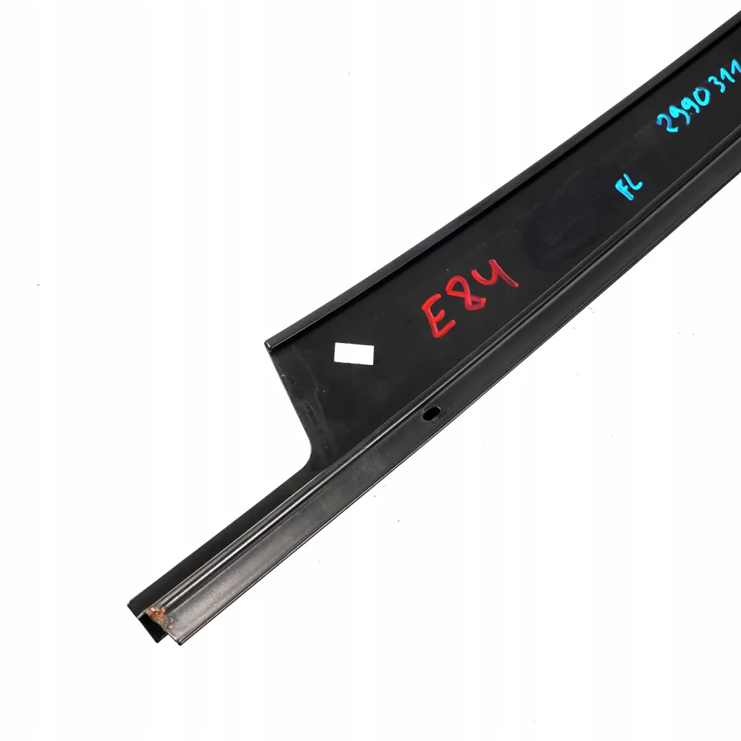 Embellecedor Puerta Pilar B Moldura Ventana Delantera Izquierda para BMW X1 E84 con número de pieza 2990311 BMW X1 E84 Embellecedor Puerta Pilar B Moldura Ventana Delantera Izquierda - SKU 2990311 - Número de pieza 2990311