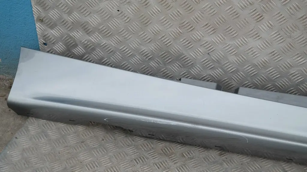 Sill strip side skirt right O/S Quarzblau Blue Metallic A18 to BMW 1 SERIES 10 E87 with Part number 51770032948 BMW 1 SERIES 10 E87 Sill strip side skirt right O/S Quarzblau Blue Metallic A18 - SKU 0032948-QB10 - Part number 51770032948