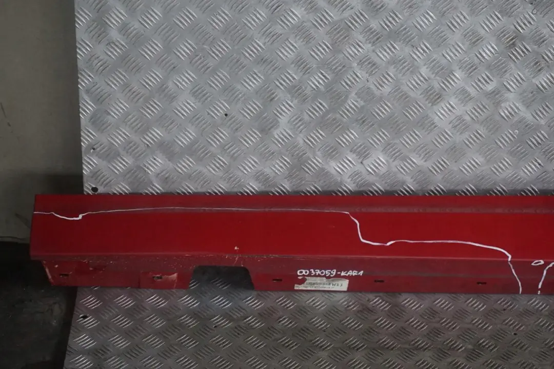 Listello Portiera Apertura Gonna SX Rosso-Cremisi Rossa per BMW E90 E91 LCI con numero di parte 0037059 BMW E90 E91 LCI Listello Portiera Apertura Gonna SX Rosso-Cremisi Rossa - SKU 0037059-KAR1 - Numero di parte 0037059