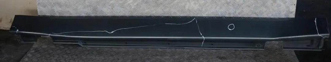 Próg listwa progowa nakładka prawa do BMW 7 E65 o numerze 0140038 BMW 7 E65 Próg listwa progowa nakładka prawa - SKU 0140038-TGR - Numer Części 0140038