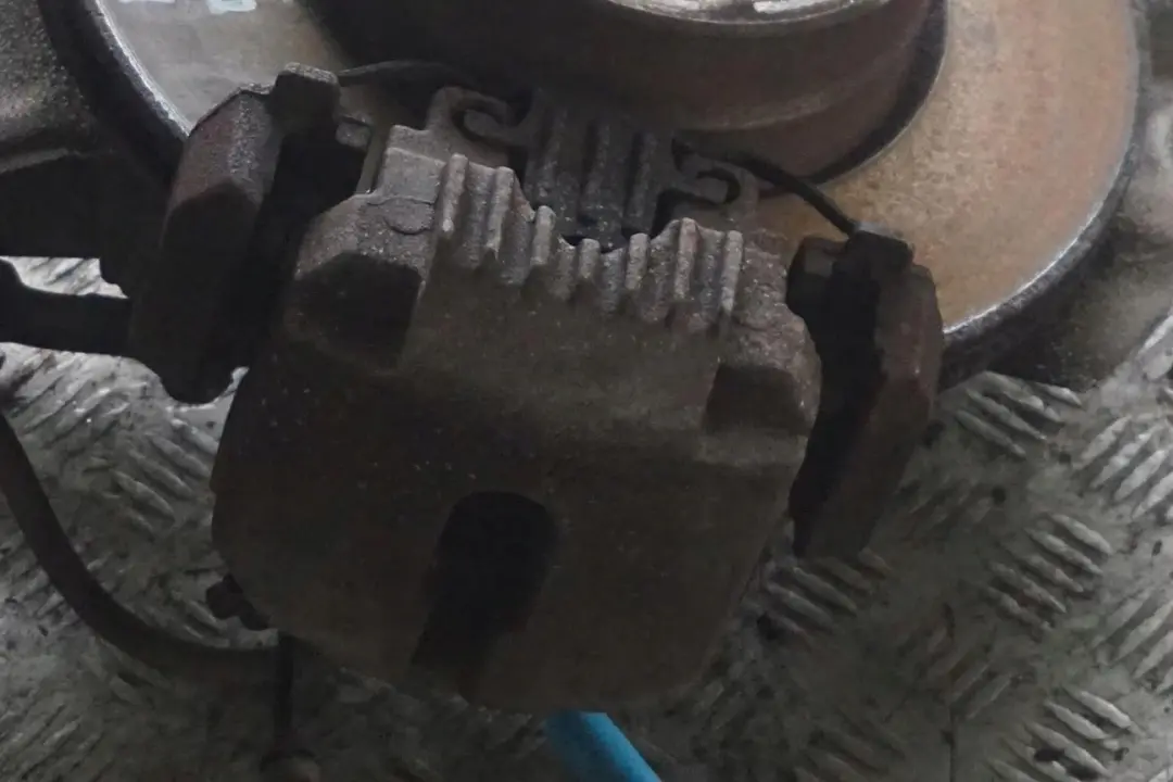 M54 Amortisseur Strut avant a Gauche BMW 5 Serie E60 525i - SKU 6764458-4 - Numéro de pièce 6764458