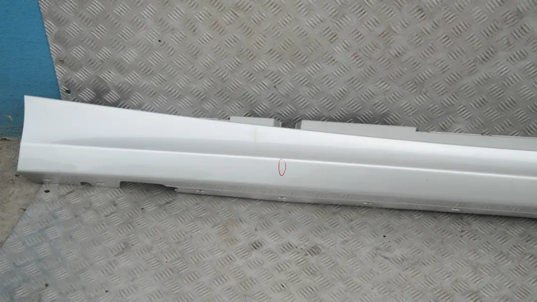 Listello Portiera Apertura Gonna Destra Argento-Titanio Sliber per BMW E87 LCI con numero di parte 51770036144 BMW E87 LCI Listello Portiera Apertura Gonna Destra Argento-Titanio Sliber - SKU 0036144-TS8 - Numero di parte 51770036144