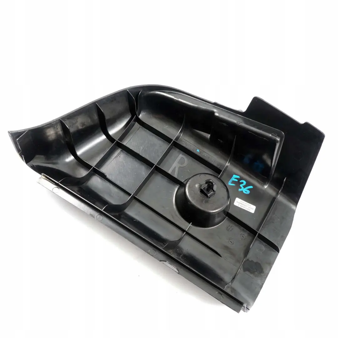 Dekiel osłona bagażnika lampy prawa do BMW E36 Sedan o numerze 8122478 BMW E36 Sedan Dekiel osłona bagażnika lampy prawa - SKU 8122478 - Numer Części 8122478