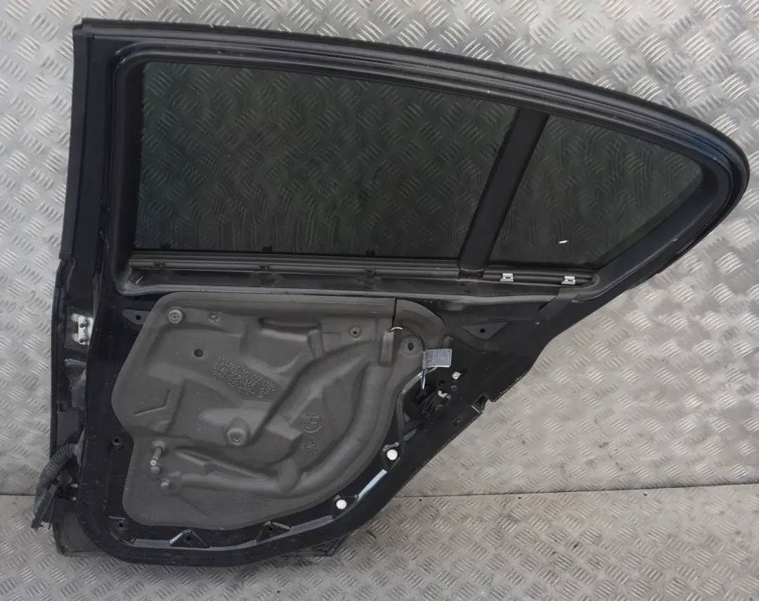 Puerta Trasera Derecha Schwarz 2 Negro II - 668 para BMW E87 E87N con número de pieza 7191018 BMW E87 E87N Puerta Trasera Derecha Schwarz 2 Negro II - 668 - SKU 7191018-SCH24 - Número de pieza 7191018