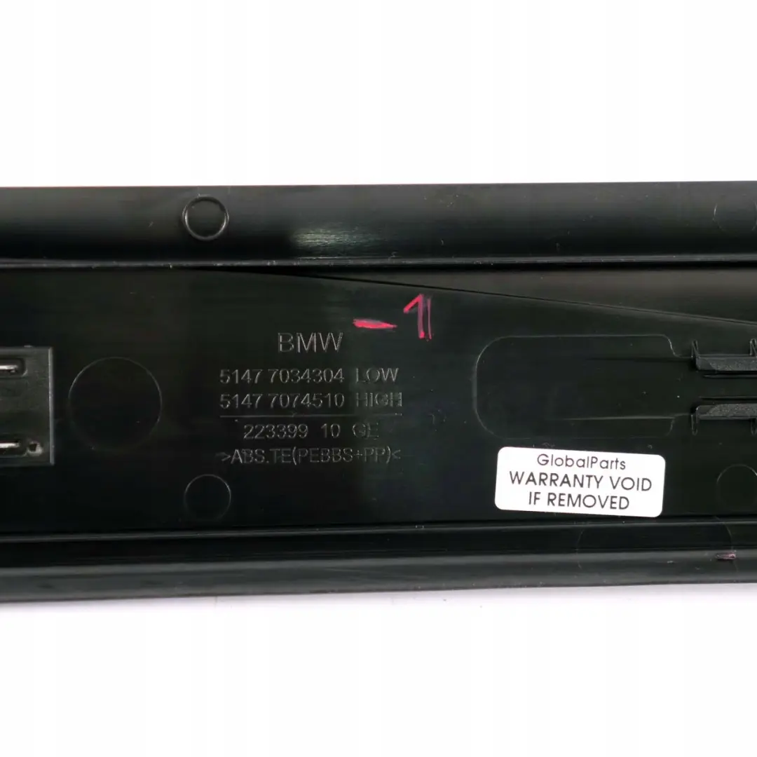 Couverture Entree Avant Droite Noir pour BMW E60 E61 à propos du numéro de pièce 7034304 BMW E60 E61 Couverture Entree Avant Droite Noir - SKU 7034304 - Numéro de pièce 7034304