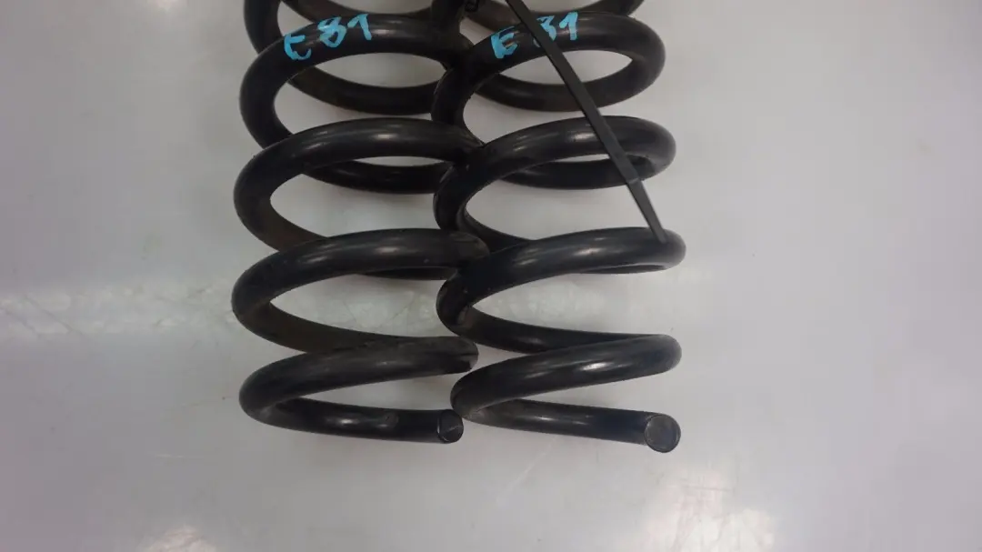 N43 Sprężyna sprężyny tylne tył do BMW E81 116i o numerze Coil Spring Set BMW E81 116i N43 Sprężyna sprężyny tylne tył - SKU E81 C1 Rear Coil Spring Set - Numer Części Coil Spring Set