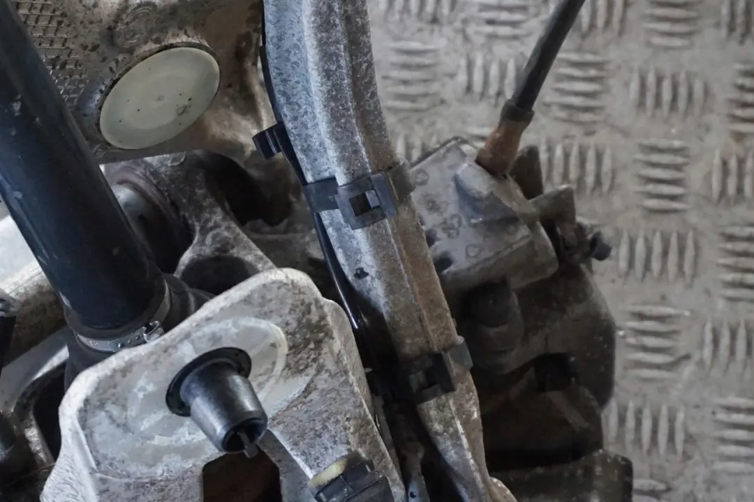 N52 Rear Left N/S Output Shaft Suspension Leg Wheel Carrier to BMW 5 E61 530i with Part number 6770923 BMW 5 E61 530i N52 Rear Left N/S Output Shaft Suspension Leg Wheel Carrier - SKU 6770923-1 - Part number 6770923