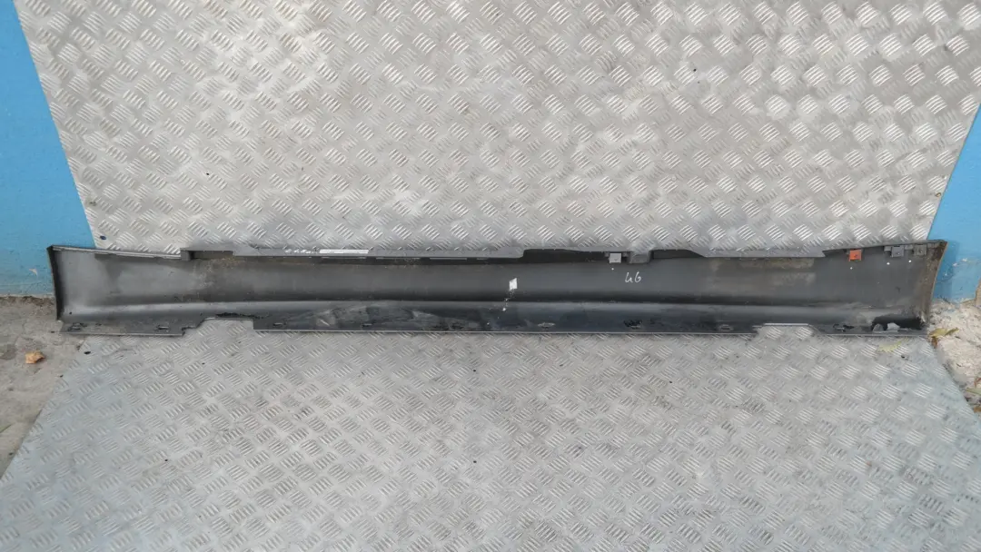 Nakładka próg prawy Quarzblau A18 do BMW 1 E87 o numerze 51770032948 BMW 1 E87 Nakładka próg prawy Quarzblau A18 - SKU 0032948-QB9 - Numer Części 51770032948