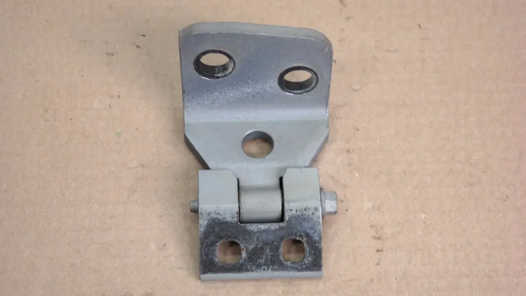 Charniere porte arriere droite superieure Gris argente A08 pour BMW X3 E83 à propos du numéro de pièce 3402820 BMW X3 E83 Charniere porte arriere droite superieure Gris argente A08 - SKU 3422370-SBG - Numéro de pièce 3402820