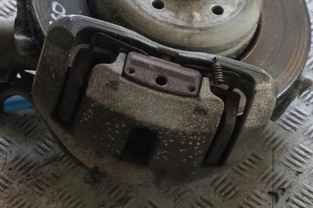 Delantero Derecho Muelle Buje Pata Pinza De Freno Disco para BMW E60 545i con número de pieza 6766994 BMW E60 545i Delantero Derecho Muelle Buje Pata Pinza De Freno Disco - SKU 6766994 - Número de pieza 6766994