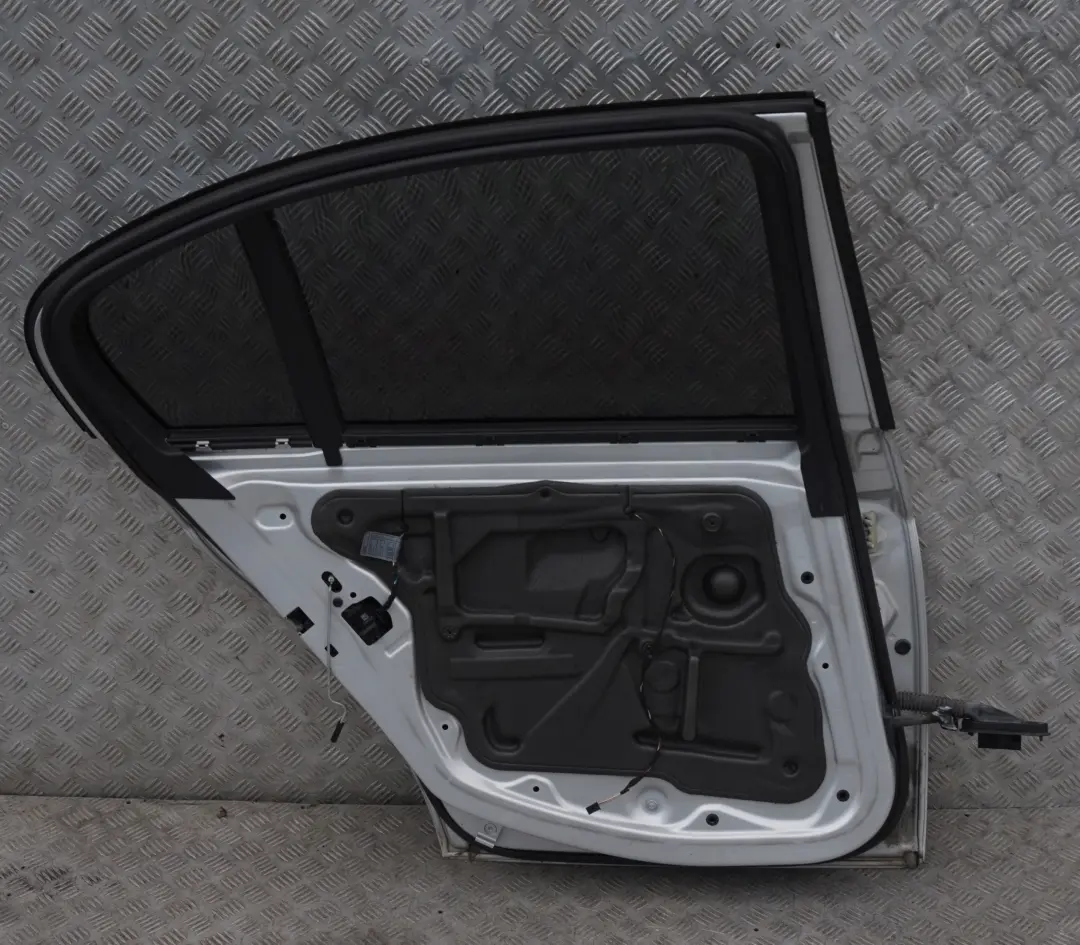 Fahrerseite Tür hinten links Titansilber Silber Metallic 35 für BMW 3 er 14 E90 LCI mit Teilenummer 7203647 BMW 3 er 14 E90 LCI Fahrerseite Tür hinten links Titansilber Silber Metallic 35 - SKU 7203647-TS14 - Teilenummer 7203647