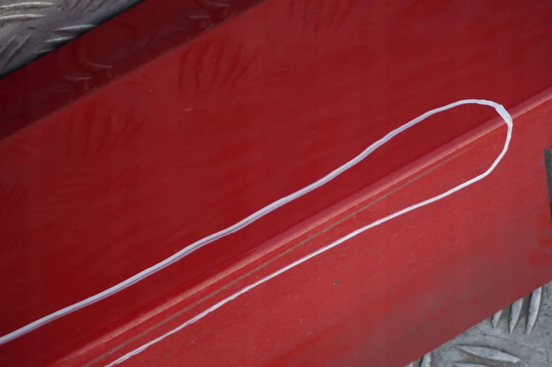 BMW E90 E91 LCI Listello Portiera Verniciato SX Rosso-Cremisi Rot Uni / - SKU 0037059-KAR - Numero di parte 0037059