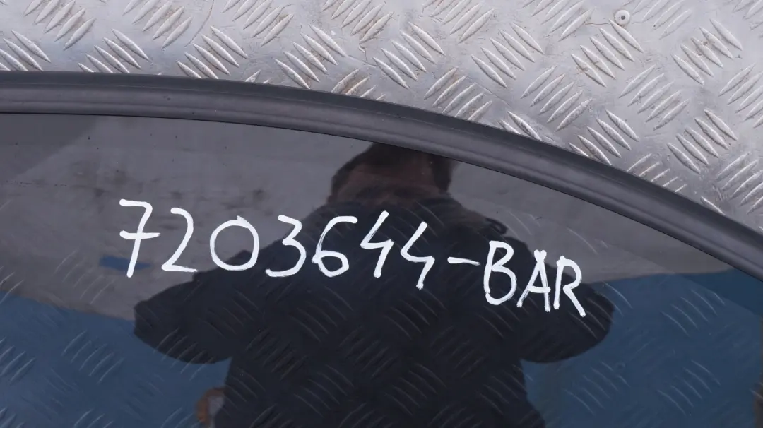 BMW E90 E91 Drzwi prawe przednie Barberarot - SKU 7203644-BAR - Numer Części 7203644