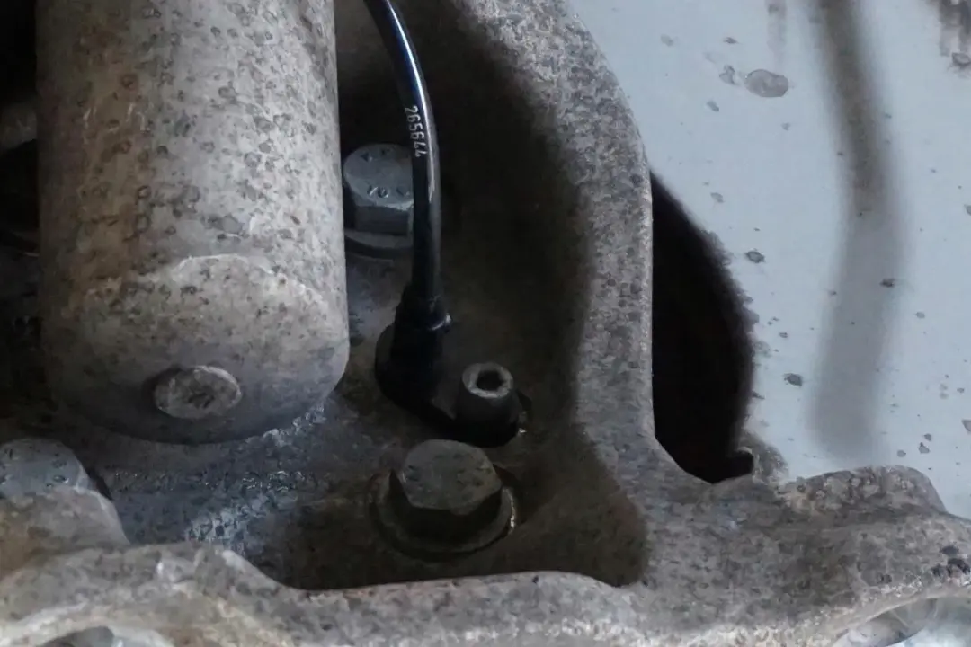 BMW E61 520d M47N2 Delantero Izquierdo Muelle Freno Suspensión Pata Buje Eje - SKU 6768795 - Número de pieza 6768795