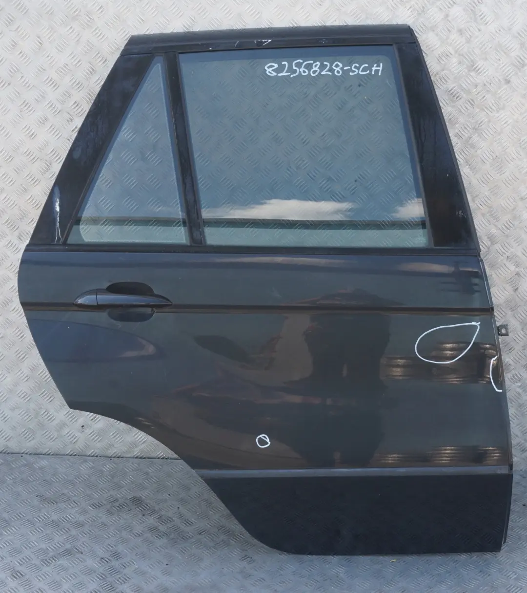 Passeggero Portiera Posteriore Destra Black Sapphire Metallico per BMW X5 E53 con numero di parte 8256828 BMW X5 E53 Passeggero Portiera Posteriore Destra Black Sapphire Metallico - SKU 8256828-SCH - Numero di parte 8256828