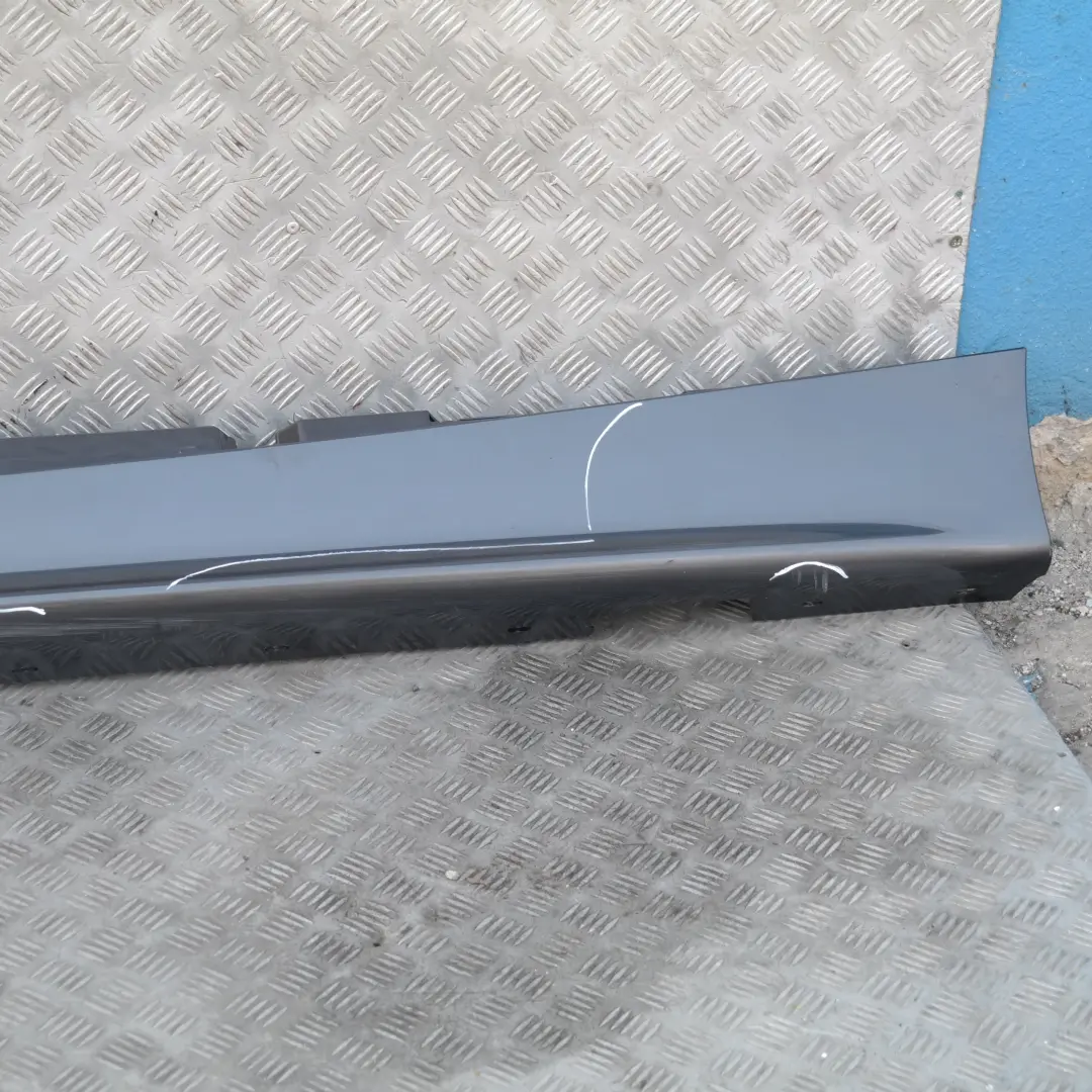 Sill Strip Faldón Lateral Izquierdo Sparkling Graphite Metallic A22 para BMW E87 con número de pieza 51770032949-SG1 BMW E87 Sill Strip Faldón Lateral Izquierdo Sparkling Graphite Metallic A22 - SKU 0032949-SG1 - Número de pieza 51770032949-SG1