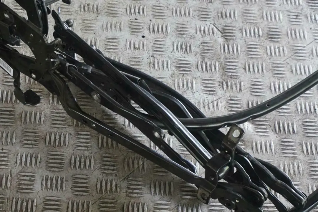 Tetto Cabrio Cappotta Dachkassette Meccanismo per BMW E88 con numero di parte 7180135 BMW E88 Tetto Cabrio Cappotta Dachkassette Meccanismo - SKU 7180135 - Numero di parte 7180135