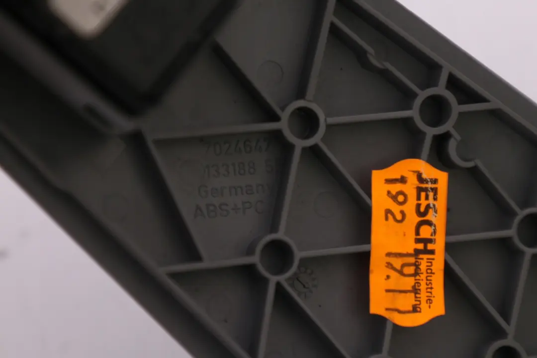 Osłona przełącznik szyb do BMW E65 o numerze 7024647 BMW E65 Osłona przełącznik szyb - SKU 7024647 - Numer Części 7024647