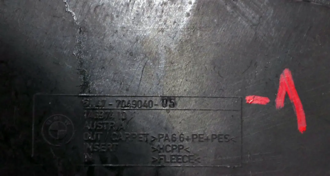 Obudowa tapicerka bagażnika prawa do BMW E83 X3 o numerze 7049040 BMW E83 X3 Obudowa tapicerka bagażnika prawa - SKU 7049040-1 - Numer Części 7049040