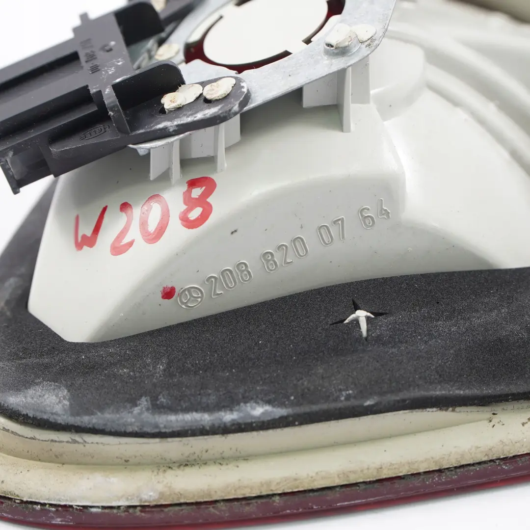 klasa W208 C208 Lampa lewy tył do MERCEDES CLK o numerze A2088200564 MERCEDES CLK klasa W208 C208 Lampa lewy tył - SKU A2088200564 - Numer Części A2088200564