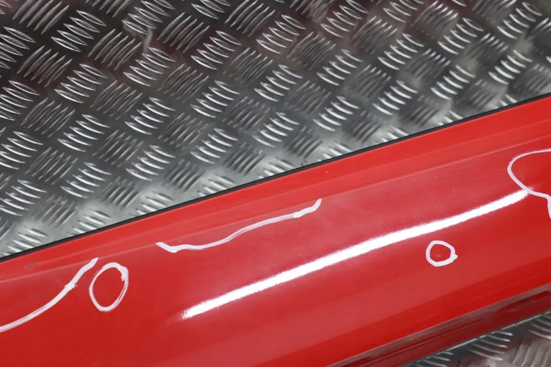 Listello Portiera Destra Rosso Chiaro Rosso - 314 per BMW Z4 E85 E86 con numero di parte 0031108 BMW Z4 E85 E86 Listello Portiera Destra Rosso Chiaro Rosso - 314 - SKU 0031108-HELL - Numero di parte 0031108