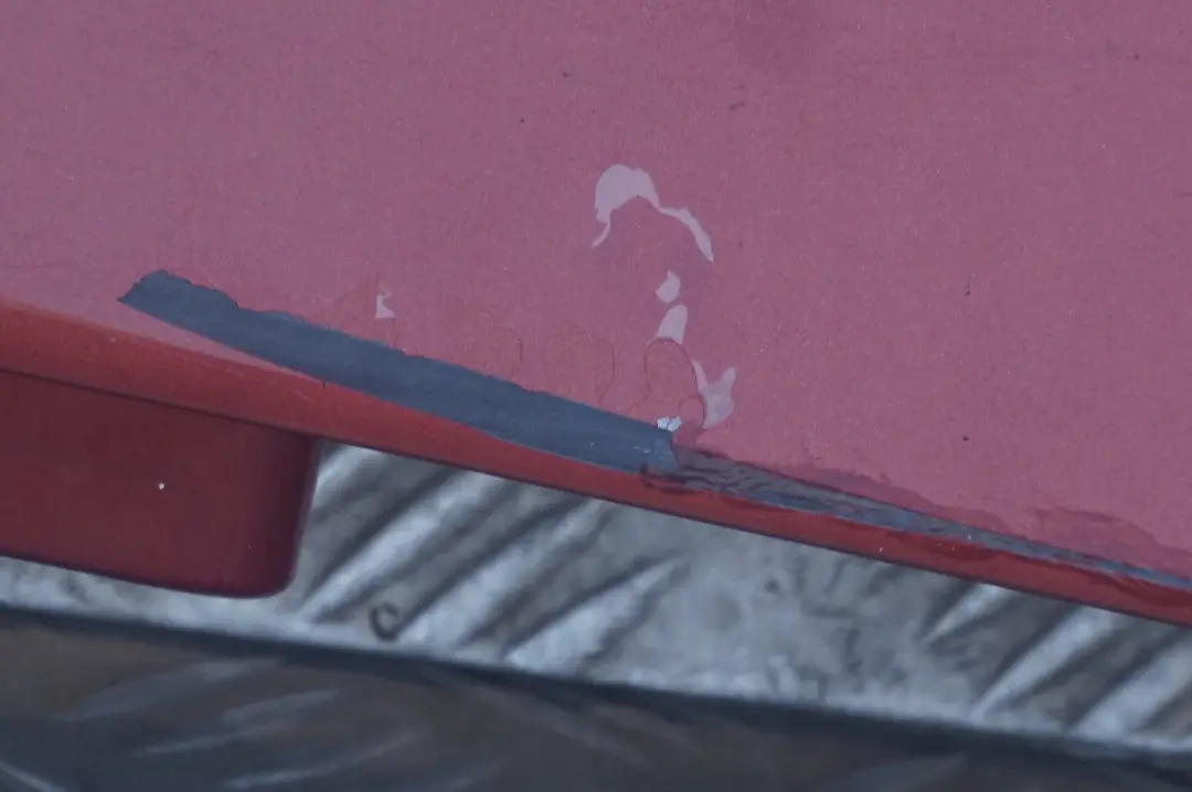 Listello Portiera Apertura Gonna SX Rosso Sedona Rosso per BMW E81 E82 E88 con numero di parte 0036143 BMW E81 E82 E88 Listello Portiera Apertura Gonna SX Rosso Sedona Rosso - SKU 0036143-SED - Numero di parte 0036143