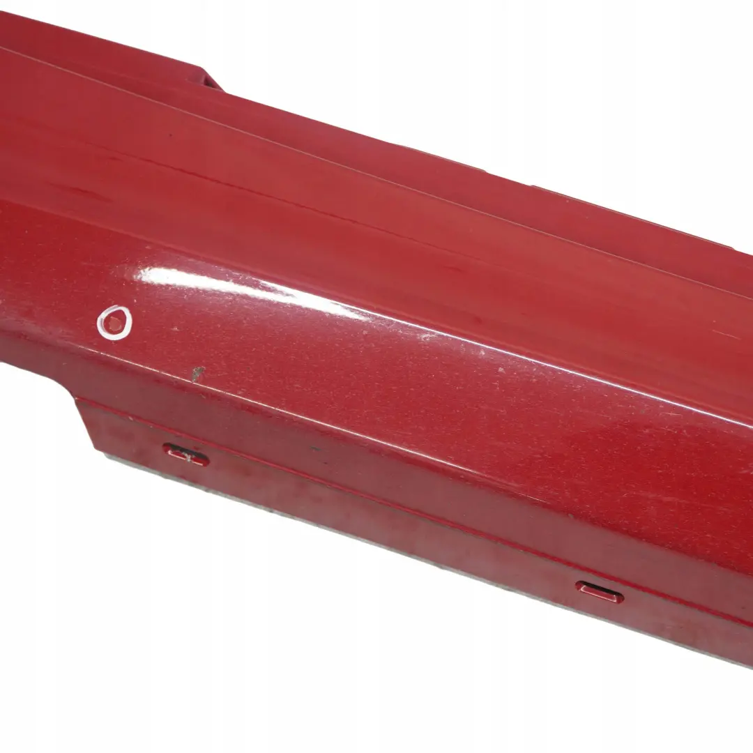 Sill Strip Faldon Lateral Izquierdo Karmesinrot Rojo Carmesi - A61 para BMW E87 LCI con número de pieza 0036145 BMW E87 LCI Sill Strip Faldon Lateral Izquierdo Karmesinrot Rojo Carmesi - A61 - SKU 0036145-KAR2 - Número de pieza 0036145