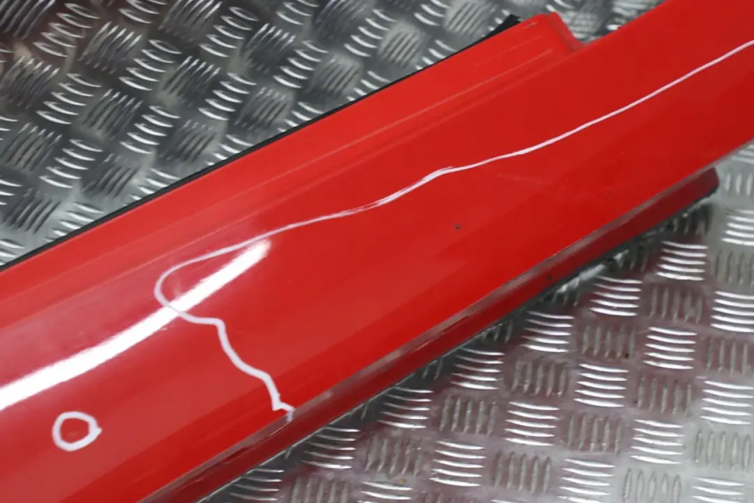 Listello Portiera Destra Rosso Chiaro Rosso - 314 per BMW Z4 E85 E86 con numero di parte 0031108 BMW Z4 E85 E86 Listello Portiera Destra Rosso Chiaro Rosso - 314 - SKU 0031108-HELL - Numero di parte 0031108
