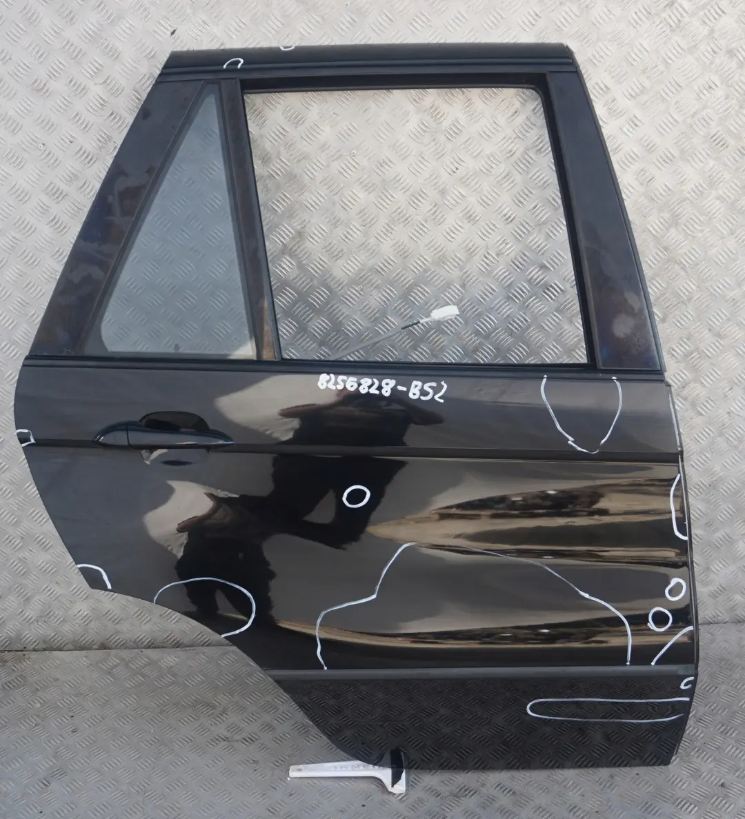 Passeggero Portiera Posteriore Destra Black Zaffiro Metallico 475 per BMW X5 E53 con numero di parte 8256828 BMW X5 E53 Passeggero Portiera Posteriore Destra Black Zaffiro Metallico 475 - SKU 8256828-BS2 - Numero di parte 8256828