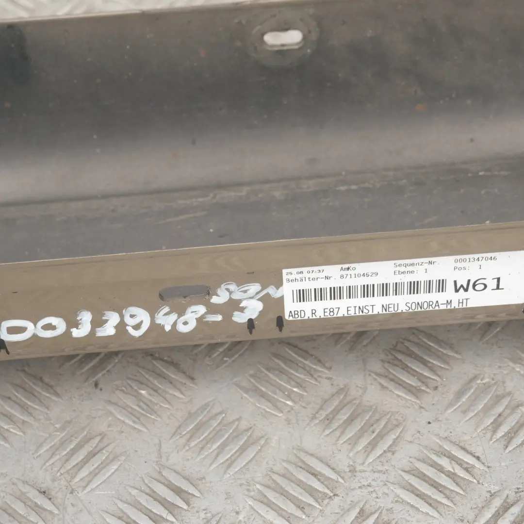 Listello Portiera Apertura Gonna Destra Sonora Metallizzato per BMW E87 con numero di parte 51770032948 BMW E87 Listello Portiera Apertura Gonna Destra Sonora Metallizzato - SKU 0032948-SON3 - Numero di parte 51770032948