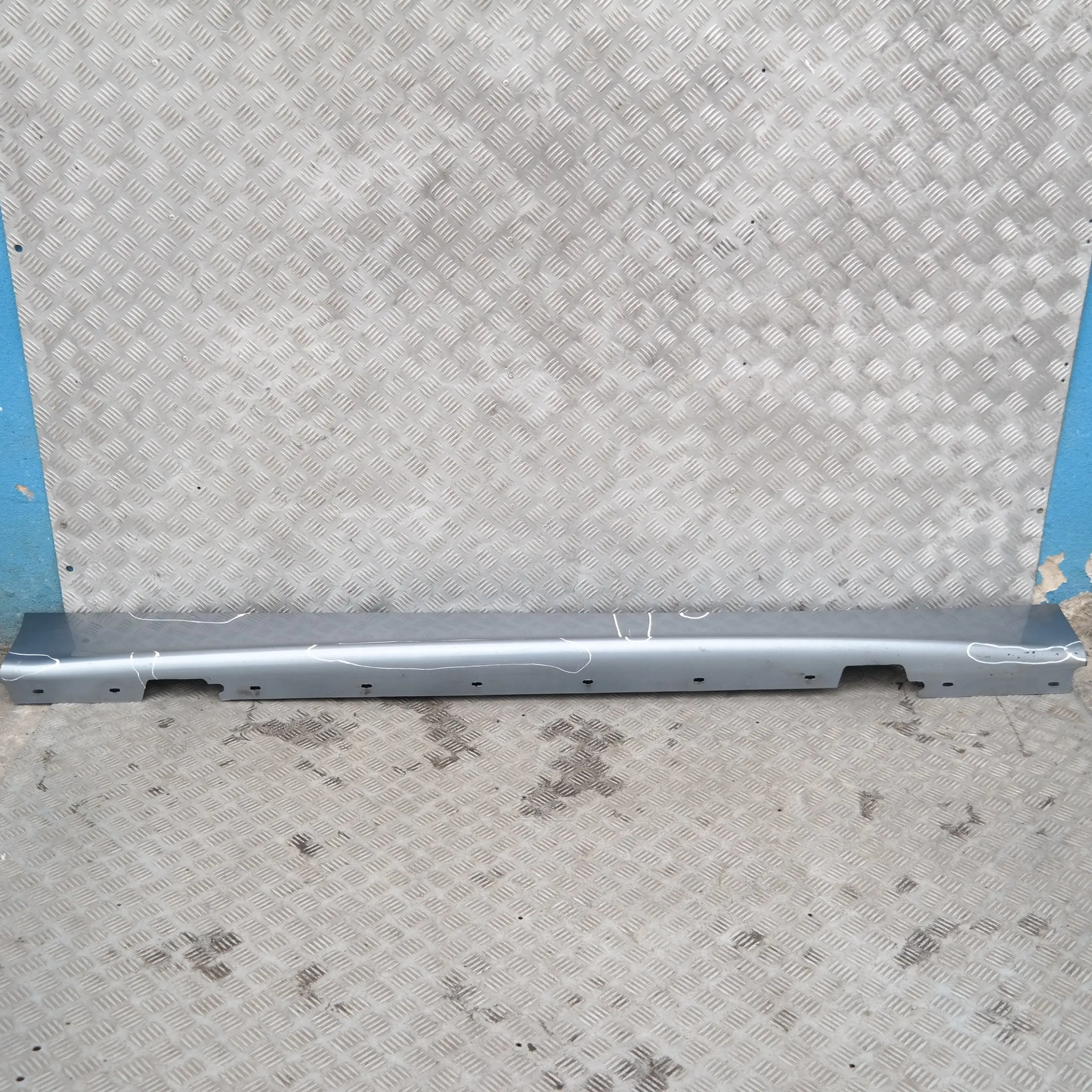 BMW 21 E87 Listón de umbral faldón lateral derecho Quarzblau Azul metalizado A18