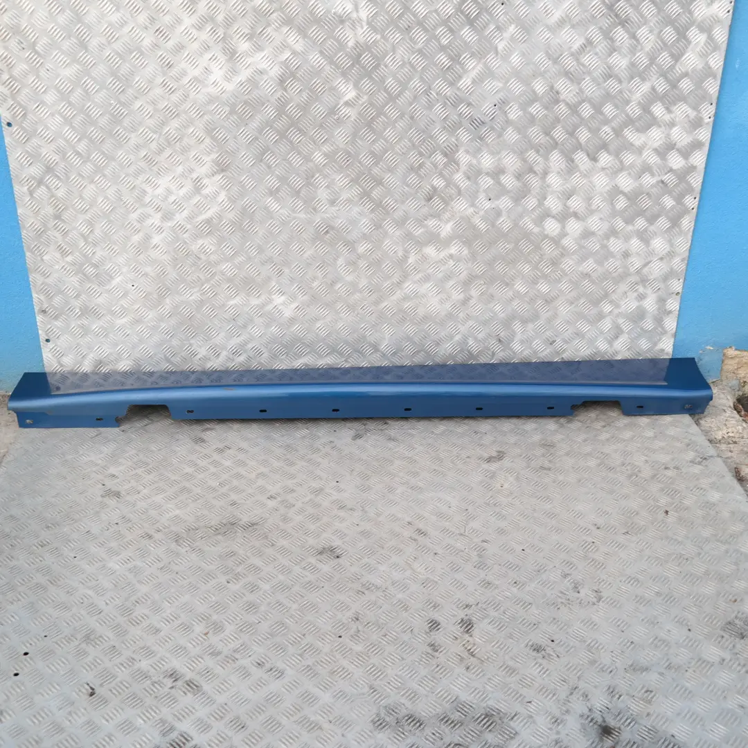 Sill Strip Faldón Lateral Izquierdo Sydney Blau Azul - A19 para BMW E87 con número de pieza 51770032949 BMW E87 Sill Strip Faldón Lateral Izquierdo Sydney Blau Azul - A19 - SKU 0032949-SYD1 - Número de pieza 51770032949