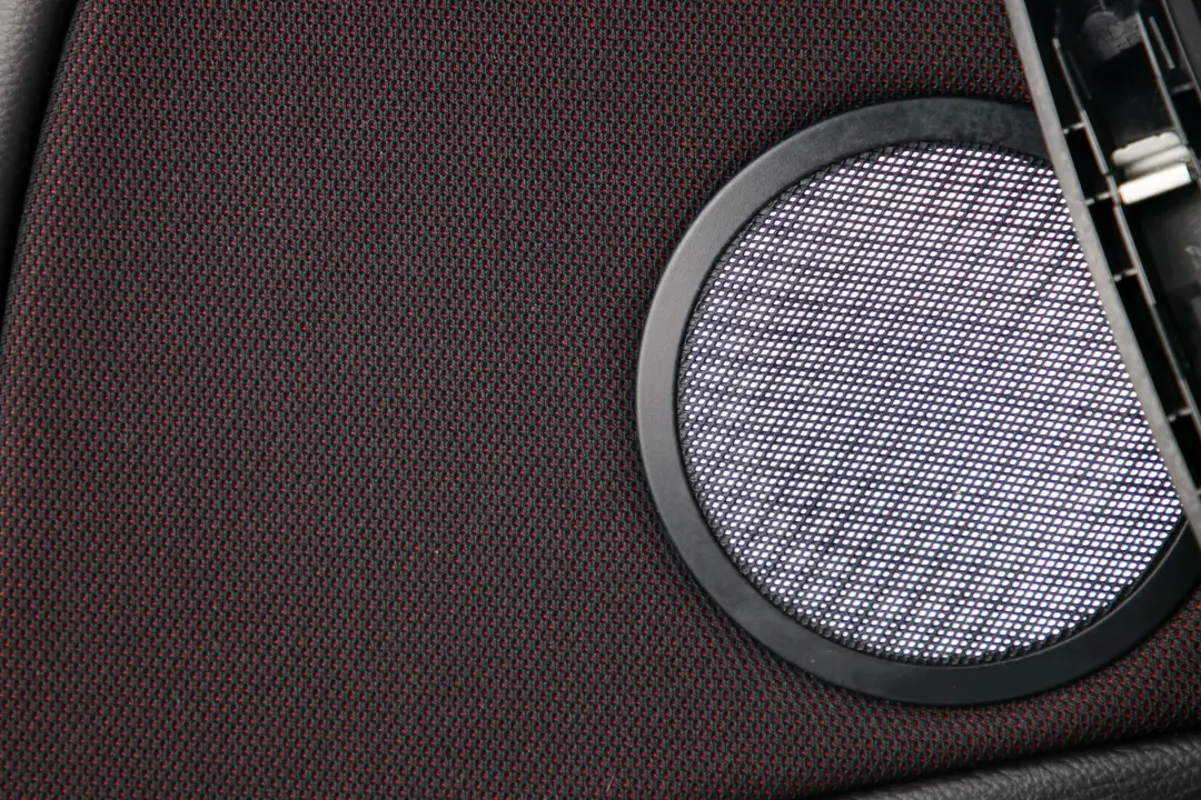 Pannello Porta Anteriore Destro Rete Tessuto Cranberry Rosso per BMW E81 con numero di parte 9121238 BMW E81 Pannello Porta Anteriore Destro Rete Tessuto Cranberry Rosso - SKU 9121238 - Numero di parte 9121238