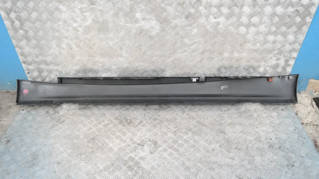 Listello Portiera Apertura Gonne Destra Frizzante Grafite per BMW E87 con numero di parte 51770032948 BMW E87 Listello Portiera Apertura Gonne Destra Frizzante Grafite - SKU 0032948-SG6 - Numero di parte 51770032948