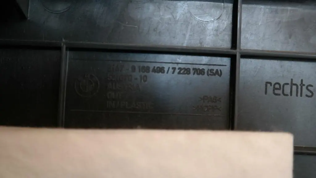 Boczek obudowa tapicerka bagażnika prawa BMW 5 f11 do o numerze 9200530 Boczek obudowa tapicerka bagażnika prawa BMW 5 f11 - SKU 9200530 - Numer Części 9200530