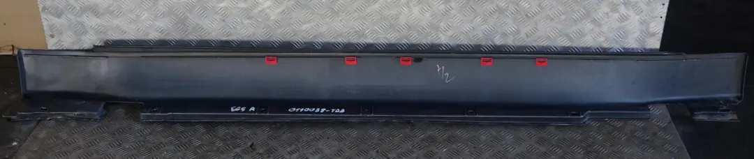 Bas de Porte Couverture Seuil Droite Bleu de Tolede Bleu Metallise pour BMW E65 à propos du numéro de pièce 0140038 BMW E65 Bas de Porte Couverture Seuil Droite Bleu de Tolede Bleu Metallise - SKU 0140038-TDB - Numéro de pièce 0140038