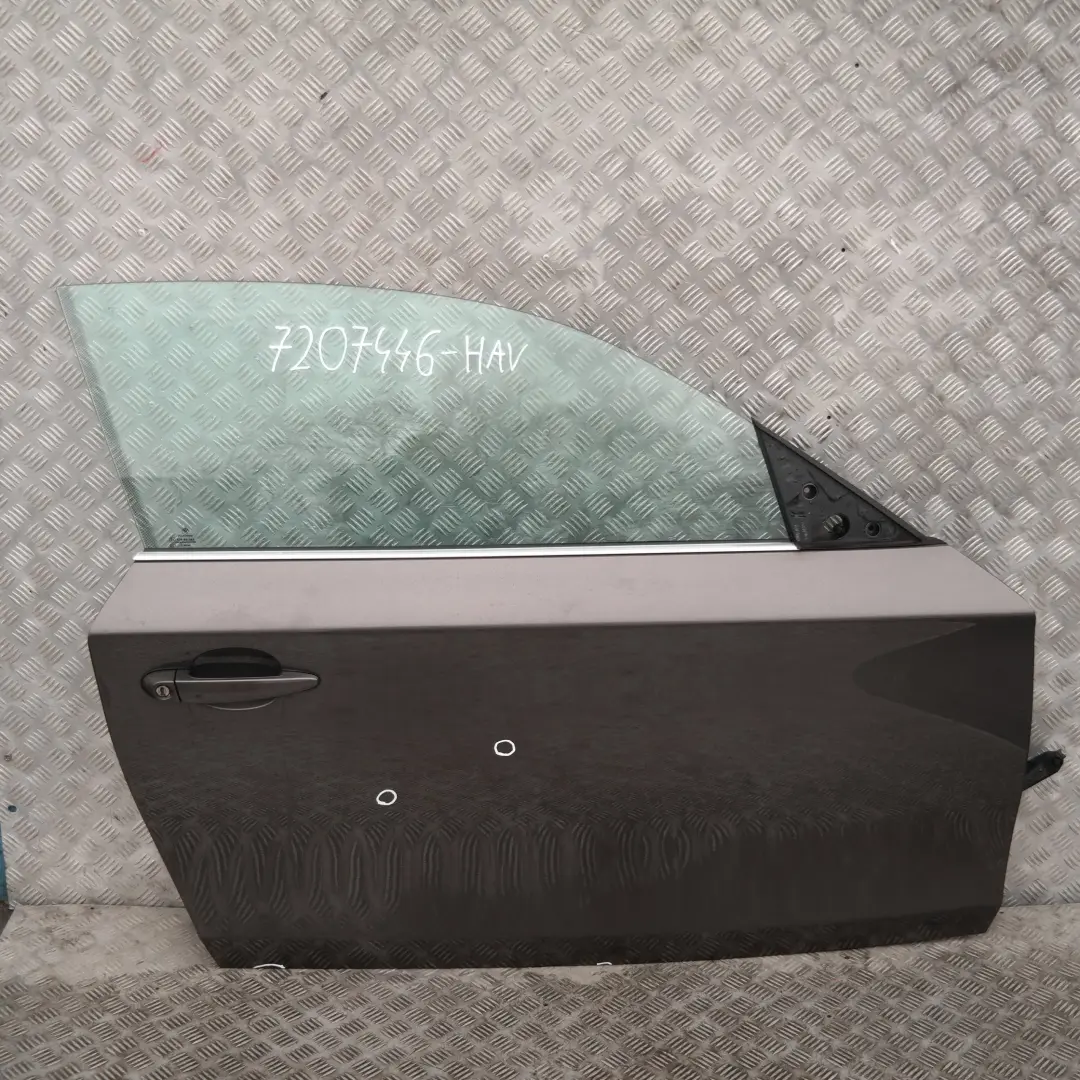 Passeggero Porta Anteriore Destra Havanna Metallico Braun per BMW E81 E82 E88 con numero di parte 7207446 BMW E81 E82 E88 Passeggero Porta Anteriore Destra Havanna Metallico Braun - SKU 7207446-HAV - Numero di parte 7207446