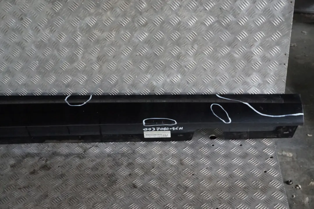 Listello Portiera Apertura Gonna Destro Nero 2 - 668 per BMW E90 E91 LCI con numero di parte 37060 BMW E90 E91 LCI Listello Portiera Apertura Gonna Destro Nero 2 - 668 - SKU 0037060-SCH - Numero di parte 37060