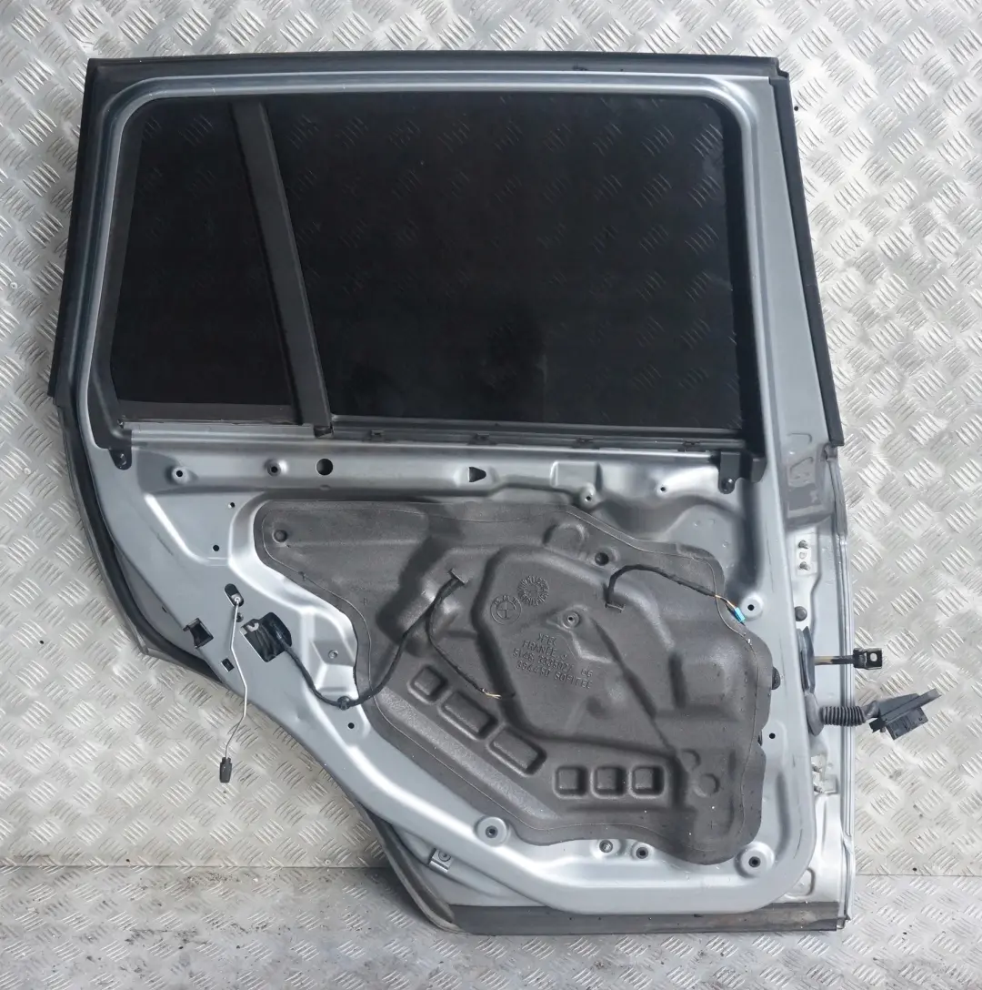Puerta trasera izquierda Gris plateado metálico A08 para BMW X3 E83 2 con número de pieza 3449337 BMW X3 E83 2 Puerta trasera izquierda Gris plateado metálico A08 - SKU 3449337-SBG2 - Número de pieza 3449337
