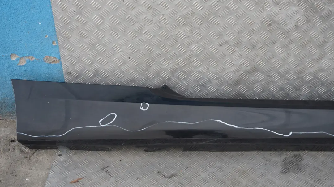 Sill Strip Faldon Lateral Derecho Zafiro Negro - 475 para BMW E92 E93 con número de pieza 0034058 BMW E92 E93 Sill Strip Faldon Lateral Derecho Zafiro Negro - 475 - SKU 0034058-BS - Número de pieza 0034058