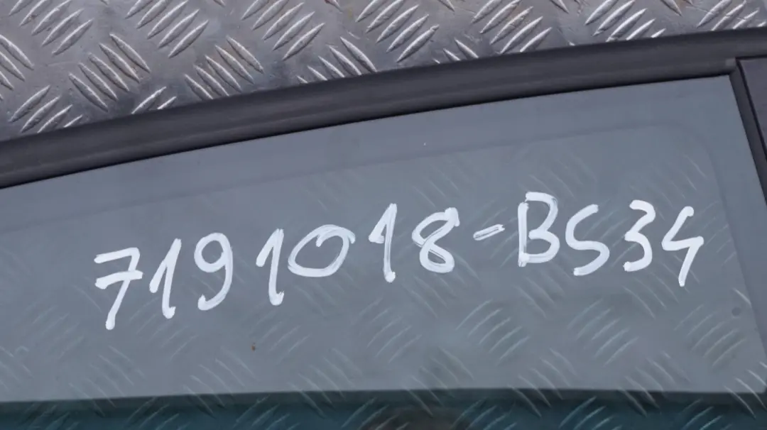 BMW4 E87 Porta posteriore destra Black Sapphire Metallic 475 per con numero di parte 7191018 BMW4 E87 Porta posteriore destra Black Sapphire Metallic 475 - SKU 7191018-BS34 - Numero di parte 7191018