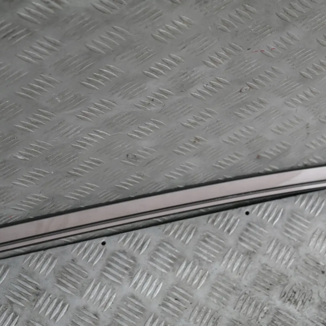 Modanatura tetto destro Ringhiera grondaia O/S Grigio Ametista per BMW Serie 5 E60 con numero di parte 7070196 BMW Serie 5 E60 Modanatura tetto destro Ringhiera grondaia O/S Grigio Ametista - SKU 0031142-AG - Numero di parte 7070196