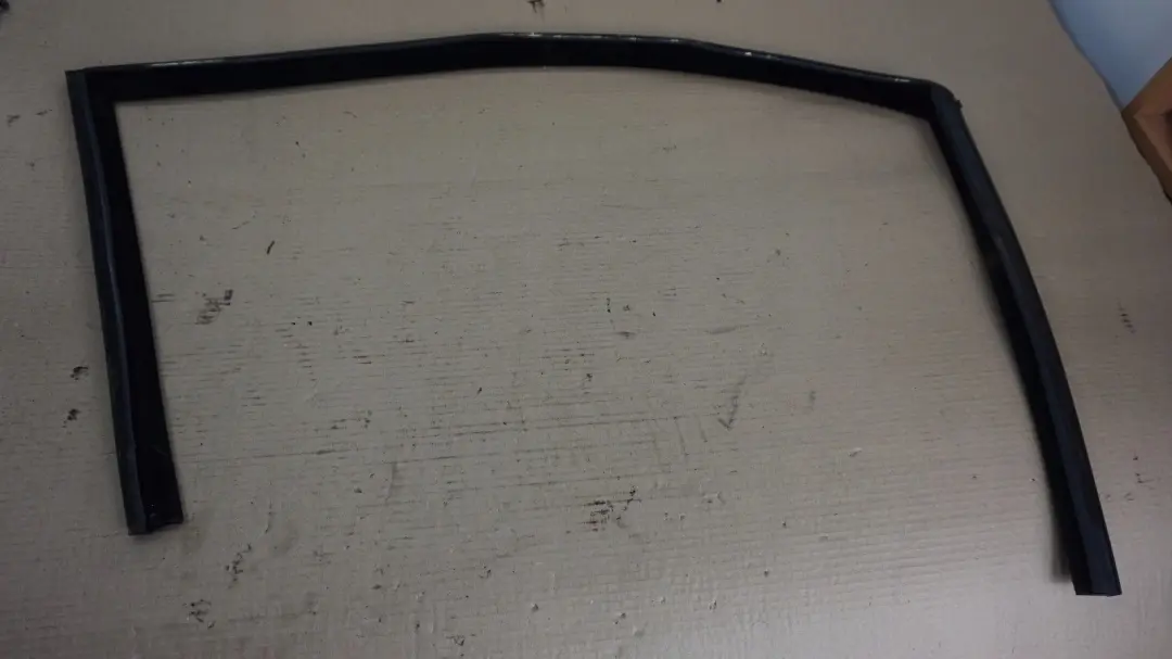 Guia Ventana Delantera Derecha Puerta para BMW E60 E60N E61 E61N LCI con número de pieza 51337033800 BMW E60 E60N E61 E61N LCI Guia Ventana Delantera Derecha Puerta - SKU 7033800 - Número de pieza 51337033800