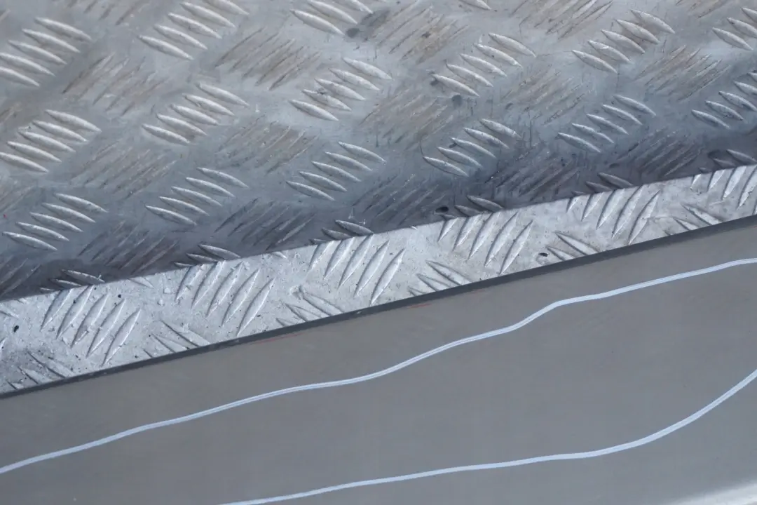 Umbral cubierta falda lateral izquierda Bronce Platinado para BMW E60 E61 LCi con número de pieza 0422464 BMW E60 E61 LCi Umbral cubierta falda lateral izquierda Bronce Platinado - SKU 0422464-PB - Número de pieza 0422464