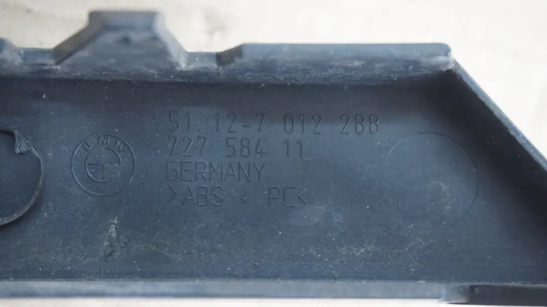 Blende Heckleuchte hinten rechts SCHWARZ Black Sapphire - 475 für BMW 7 er E65 mit Teilenummer 7012288 BMW 7 er E65 Blende Heckleuchte hinten rechts SCHWARZ Black Sapphire - 475 - SKU 7012288-BS - Teilenummer 7012288