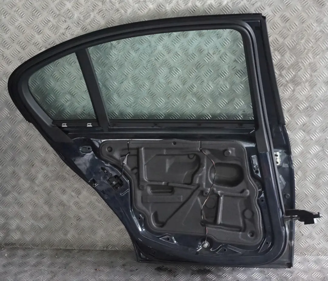 Drzwi lewe tylne lewy tył monacoblau A35 do BMW 3 E90 o numerze 7203647 BMW 3 E90 Drzwi lewe tylne lewy tył monacoblau A35 - SKU 7203647-MB1 - Numer Części 7203647