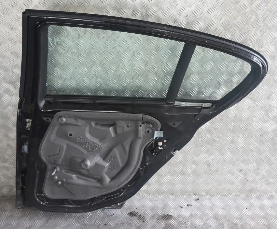 Puerta Trasera Derecha Schwarz 2 Negro II - 668 para BMW E87 E87N con número de pieza 7191018 BMW E87 E87N Puerta Trasera Derecha Schwarz 2 Negro II - 668 - SKU 7191018-SCH1 - Número de pieza 7191018