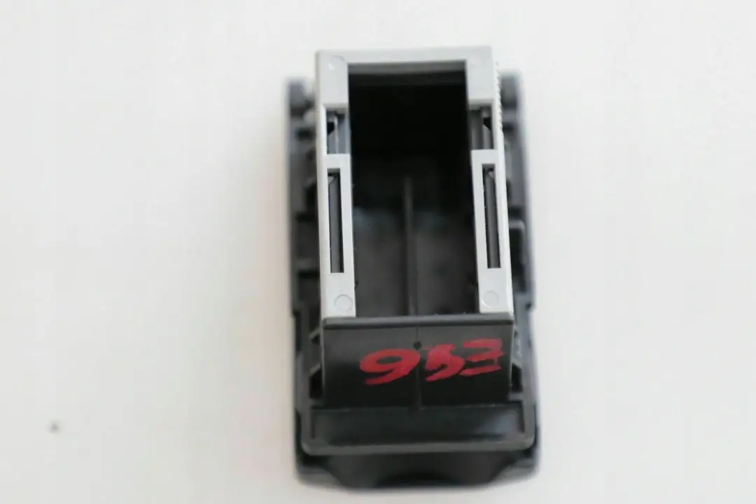 Coperchio con Telaio Obd-Steckdosegrau Grigio per BMW E46 X5 F15 Mini R50 R52 con numero di parte 6901665 BMW E46 X5 F15 Mini R50 R52 Coperchio con Telaio Obd-Steckdosegrau Grigio - SKU 6901665 - Numero di parte 6901665