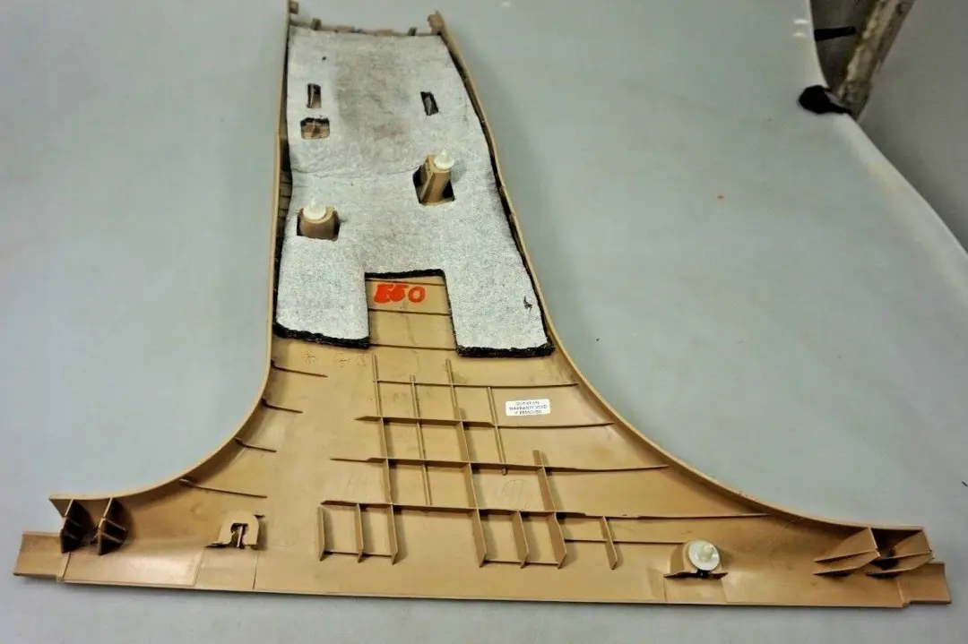 Osłona słupka dolna prawa beż do BMW E60 E61 o numerze 7027090 BMW E60 E61 Osłona słupka dolna prawa beż - SKU 7069438 - Numer Części 7027090